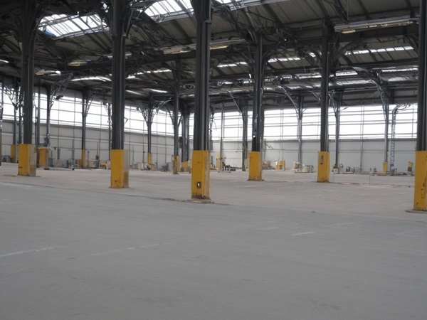 Hier sieht man eine Industrieboden-Verlaufsbeschichtung in einer Lagerhalle
